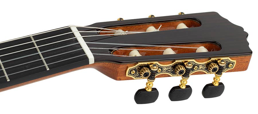 Salvador Cortez CS-130 Chitarra Classica con Top in Abete Europeo Massello