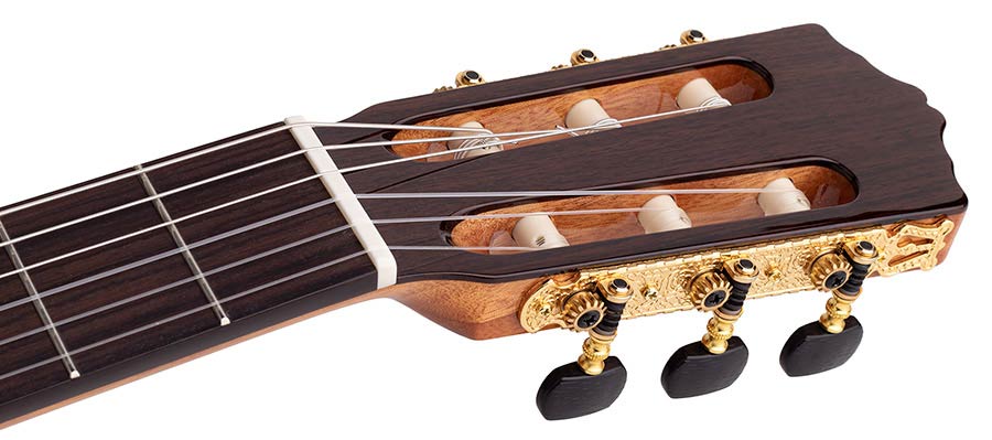 Salvador Cortez CS-65 Chitarra Classica Solid Top in Abete Europeo e Acero Fiammato